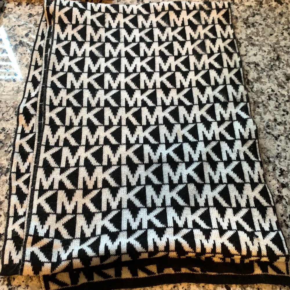 2 MK scarves with a pair of gloves. Used but in excellent condition.